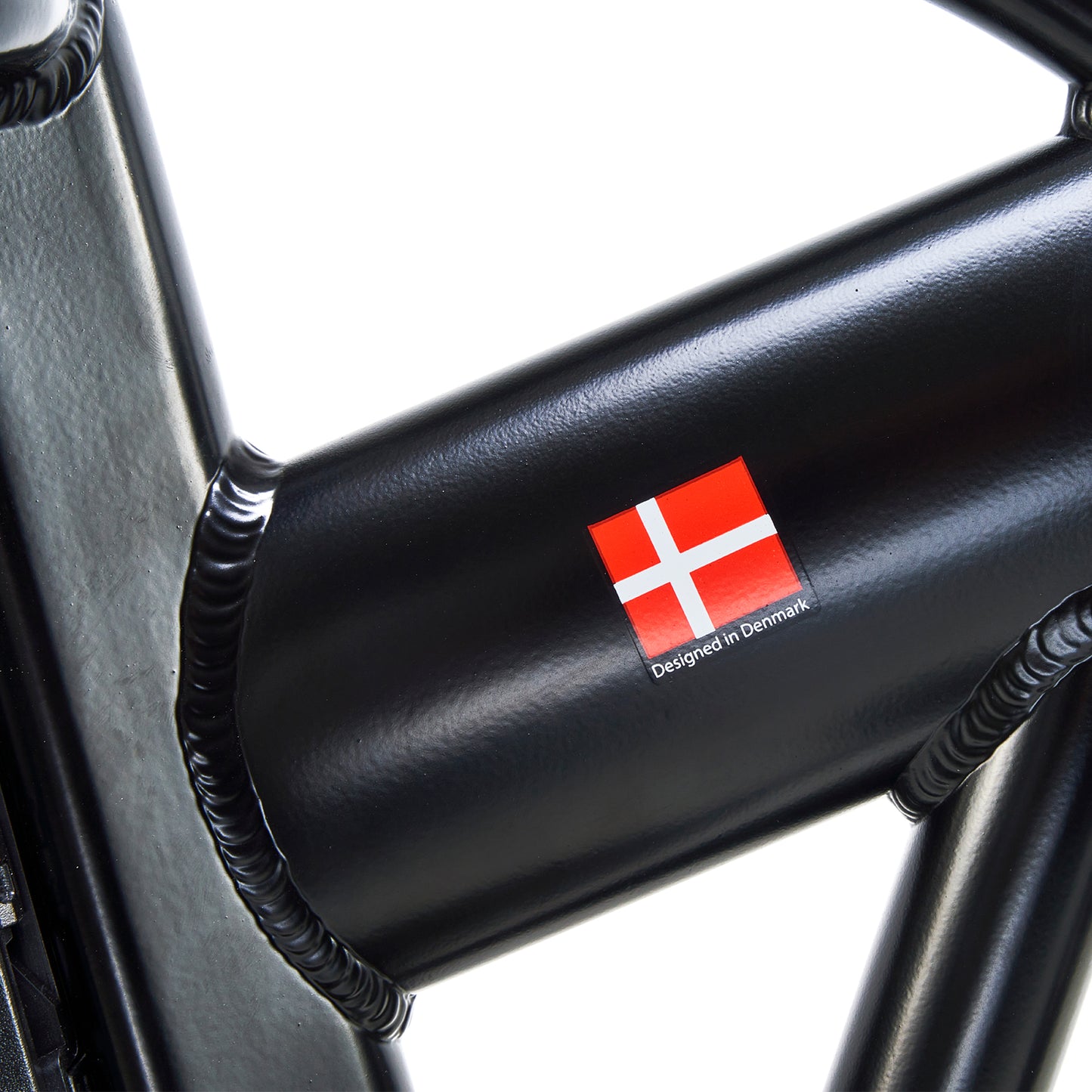 Product shot of the Vester model in Onyx
Black with Danish flag and "Designed in Denmark".