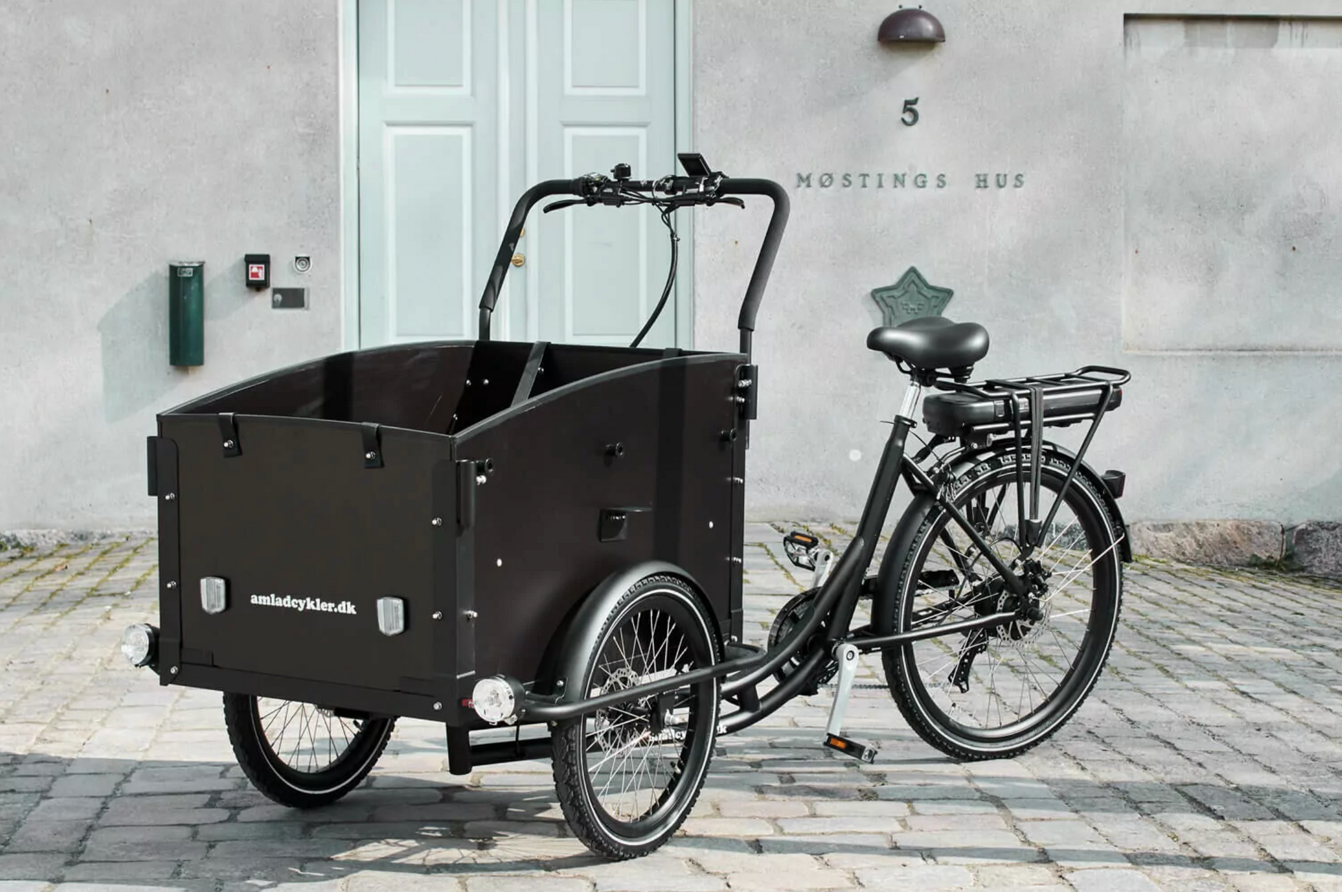 Shot of the Amcargobike Ultimate Curve in black, in an urban setting. 