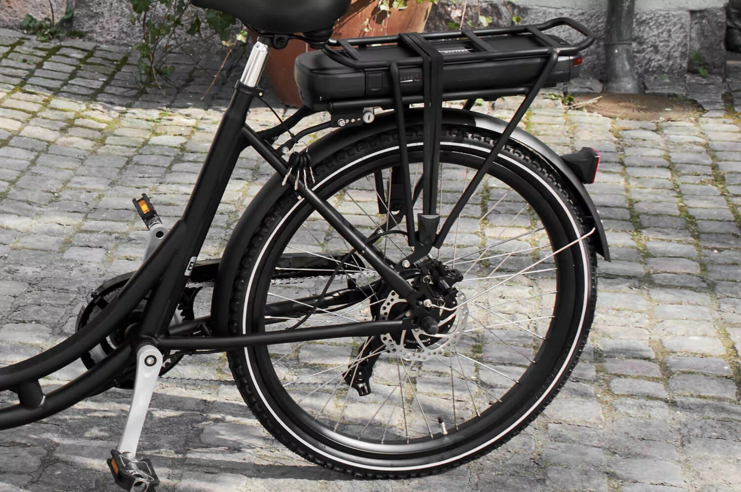 Close up of the Amcargobike Ultimate Curve in black, showing the rear tyre.