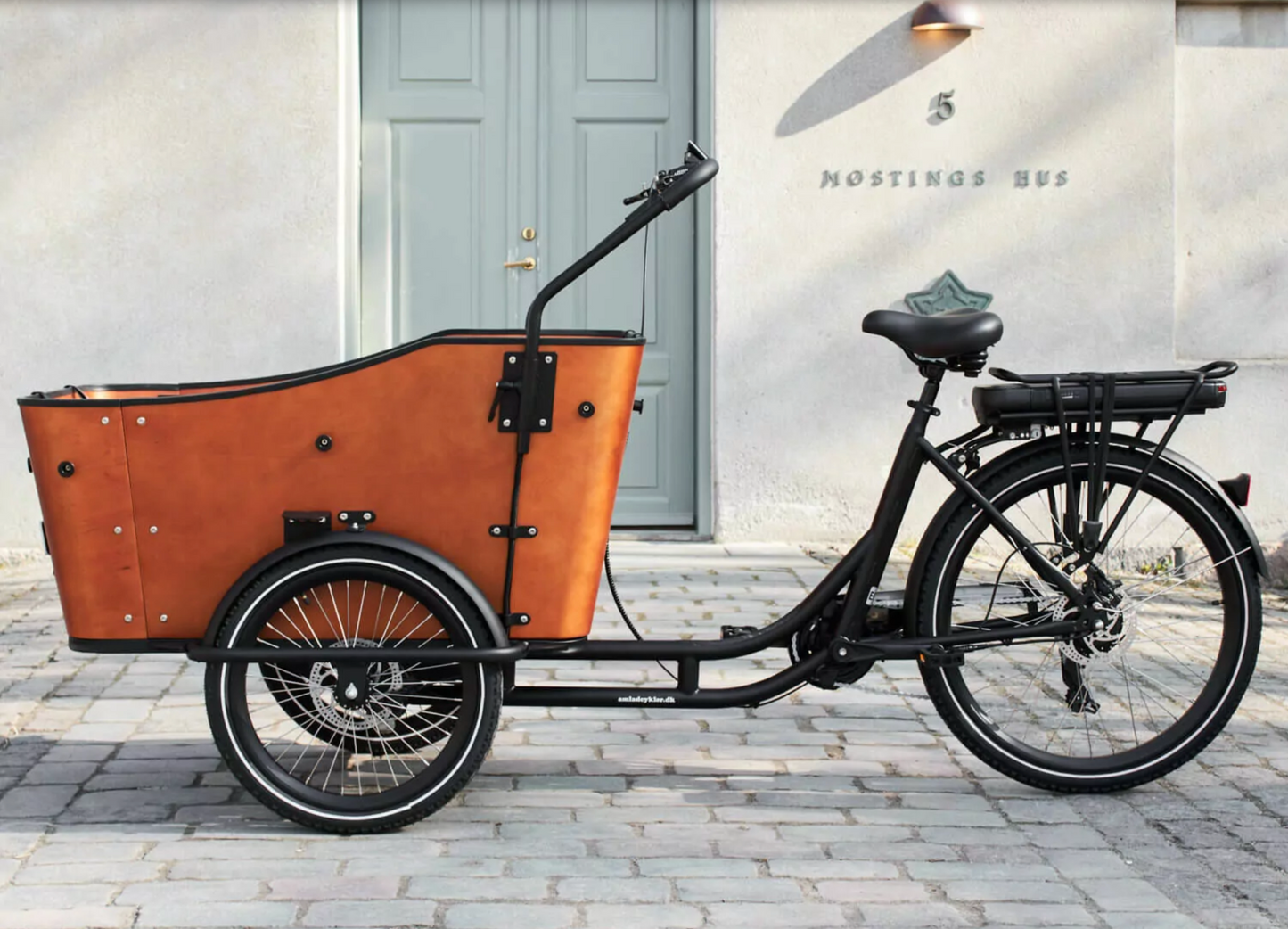 Side shot of the Amcargobike Ultimate Harmony cargo bike in an urban setting. 