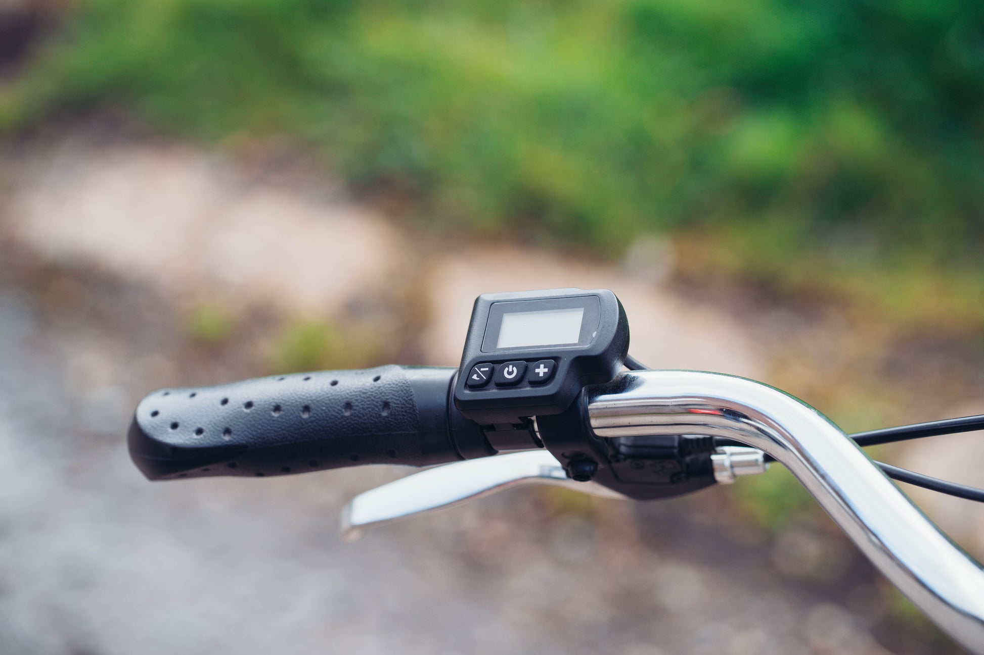 Lifestyle shot of the Dallingridge Harlow model in Silver, detail of the handlebar grip. 