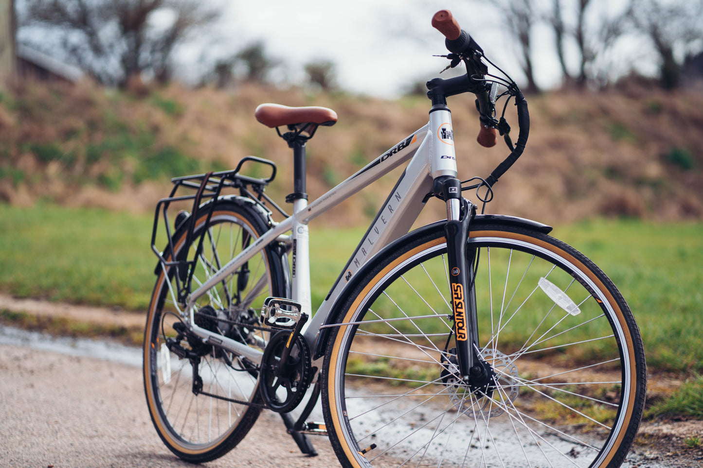 Lifestyle shot of the Dallingidge Malvern model in Silver/Camel, showing a close up angle of the front. 