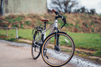 Lifestyle shot of the Dallingidge Malvern model in Silver/Camel, showing the front 700c Trekking wheel. 