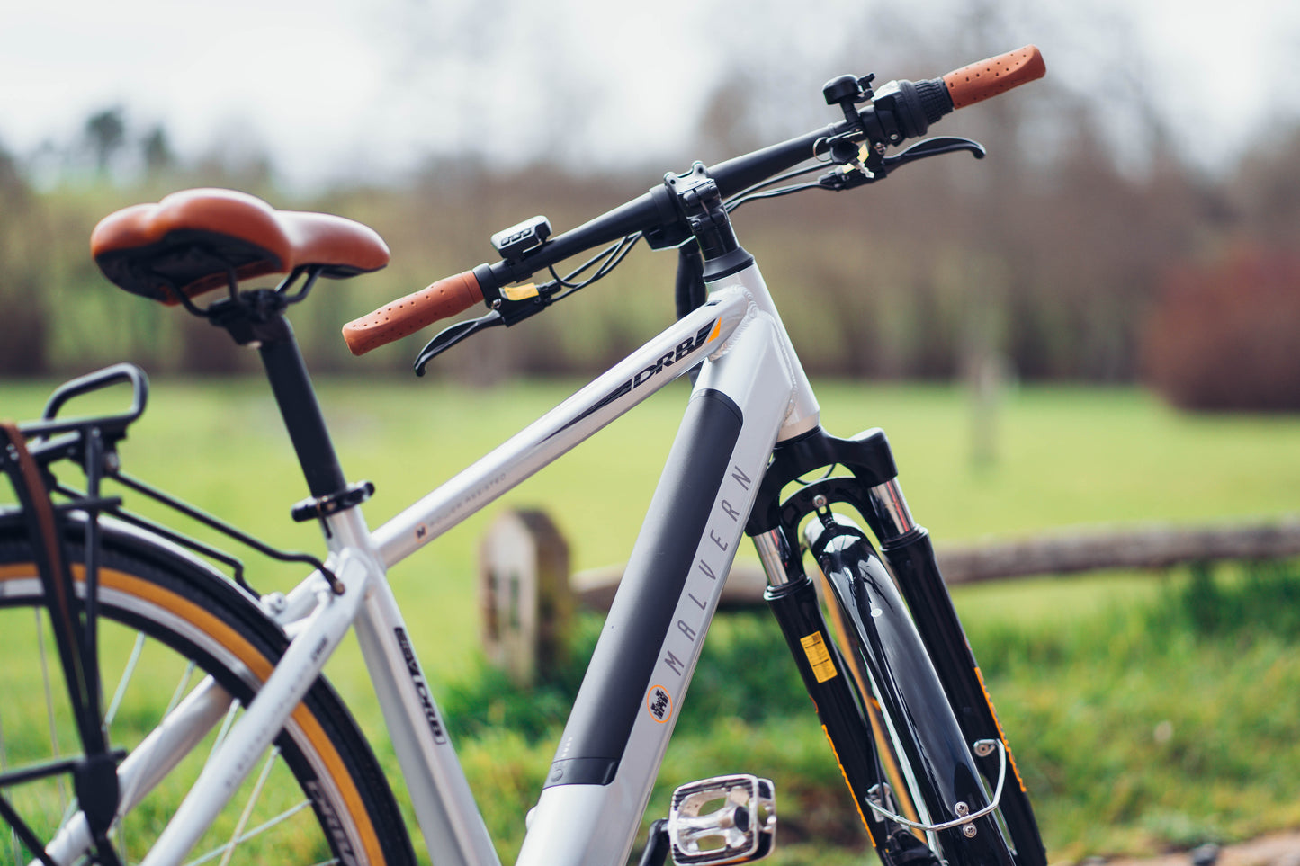 Lifestyle shot of the Dallingidge Malvern model in Silver/Camel, detail of the handlebars and saddle. 