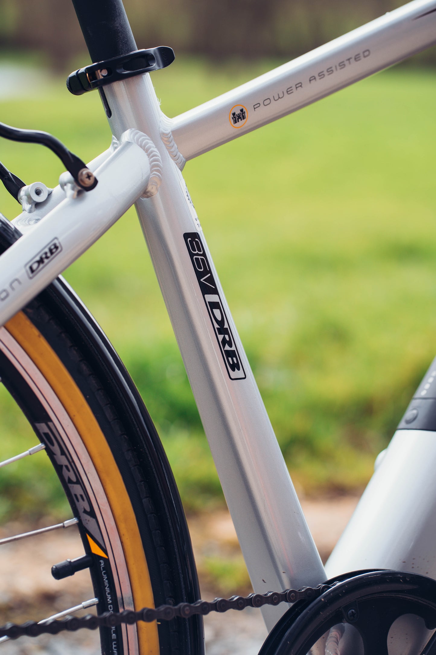 Lifestyle shot of the Dallingidge Malvern model in Silver/Camel, detail of the seat tube and logo. 