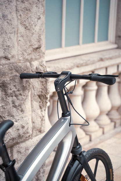 The Cruzaa Ebike in Gunmetal Grey. Detail of the handlebars and front of the e-bike. 