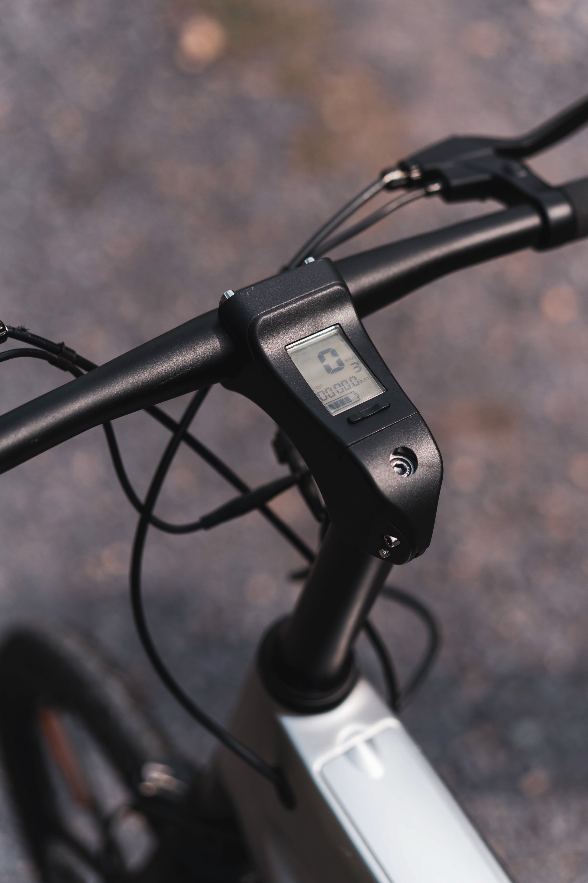 The Cruzaa E-Bike in Gunmetal Grey. Detail of the LCD display.  